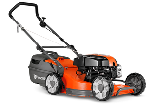 มุมมองด้านข้างของเครื่องตัดหญ้า Husqvarna ที่แสดงการออกแบบและคุณสมบัติ