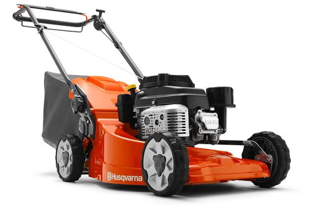 A Husqvarna fűnyíró oldalnézete látható motorral és vágóasztallal.