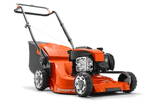 HUSQVARNA LC 247. Görünür motora ve çim haznesine sahip bir Husqvarna çim biçme makinesinin yandan görünümü.