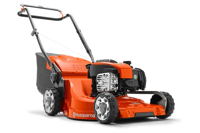 Vedere laterală a unei mașini de tuns iarba Husqvarna cu motor vizibil și colector de iarbă.