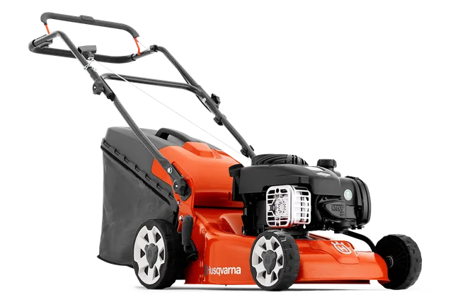 Vista lateral de um corta-relva Husqvarna com um saco de recolha de relva.