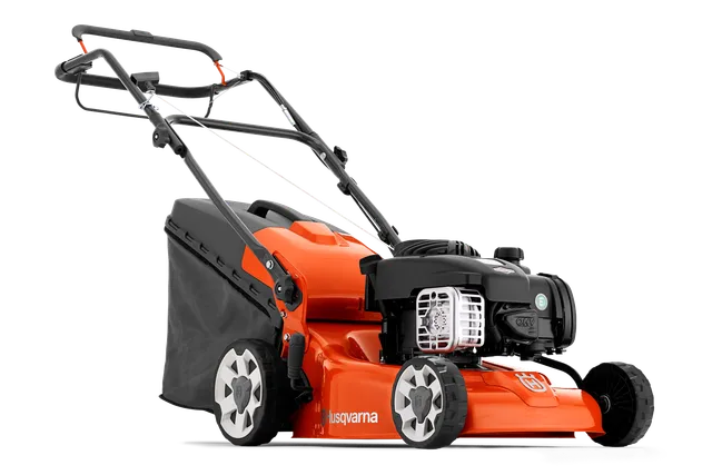 Страничен изглед на косачка Husqvarna с торба за събиране на трева.