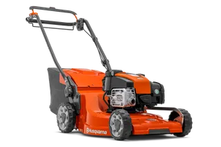 Vista lateral de um corta-relva Husqvarna com motor visível e saco de recolha de relva.