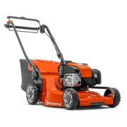 Vista lateral de um corta-relva Husqvarna com motor visível e saco de recolha de relva.