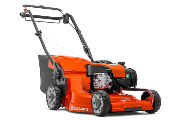 Вид збоку на газонокосарку Husqvarna з видимим двигуном і мішком для збирання трави.