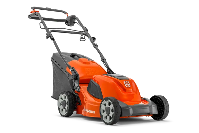 Вигляд збоку на акумуляторну газонокосарку Husqvarna.