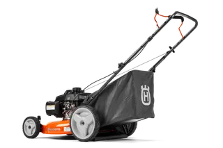 Vista lateral de un cortacésped Husqvarna con una bolsa de recogida de hierba.