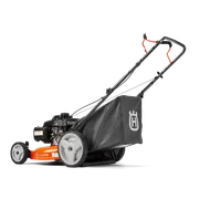 Vista lateral de un cortacésped Husqvarna con una bolsa de recogida de hierba.