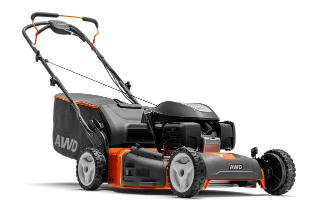 Vista lateral de um corta-relva AWD Husqvarna com um saco de recolha de relva.