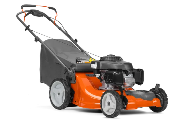 HUSQVARNA L221FH. Vue latérale d’une tondeuse à conducteur marchant Husqvarna avec un sac de collecte de l’herbe.