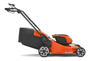 Vue latérale d’une tondeuse à batterie Husqvarna.