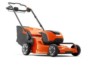 Vy från sidan av en batteridriven gräsklippare från Husqvarna.