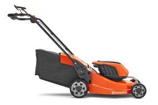 Vue latérale d’une tondeuse à batterie Husqvarna.