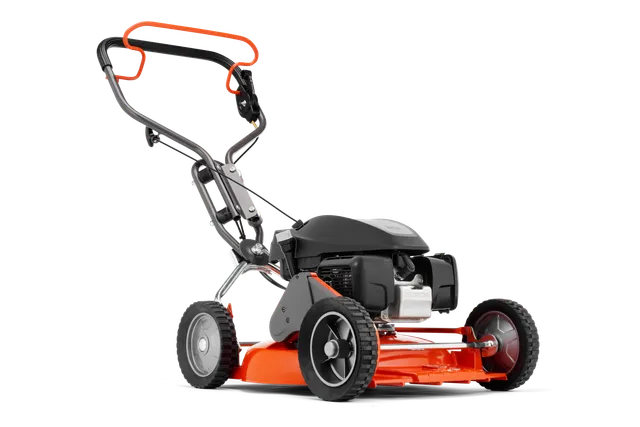 A Husqvarna fűnyíró oldalnézete ergonomikus fogantyúval és robusztus kerekekkel.
