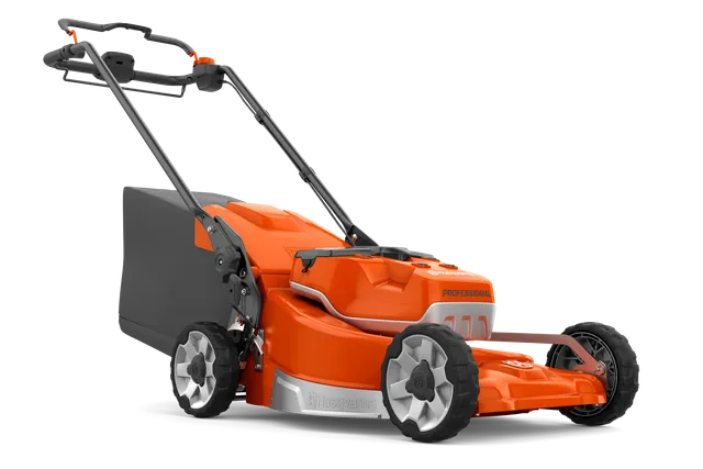 Vy från sidan av en batteridriven gräsklippare från Husqvarna.