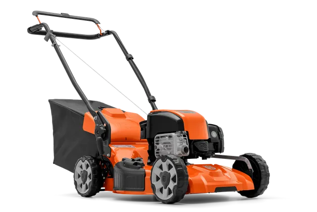HUSQVARNA LC 153P. Vista lateral de un cortacésped con bolsa de recogida de hierba y manillar ergonómico.