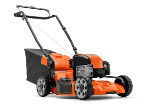 HUSQVARNA LC 153P. Vista lateral de un cortacésped con bolsa de recogida de hierba y manillar ergonómico.