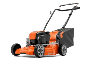 HUSQVARNA LC 153P. Vista lateral de un cortacésped Husqvarna con una bolsa de recogida de hierba.