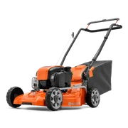 HUSQVARNA LC 153P. Vista lateral de un cortacésped Husqvarna con una bolsa de recogida de hierba.