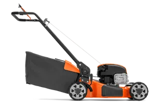 HUSQVARNA LC 153P. Vista lateral de un cortacésped sin tracción y una bolsa de recogida.