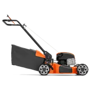 HUSQVARNA LC 153P. Vista lateral de un cortacésped sin tracción y una bolsa de recogida.
