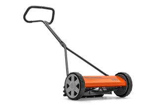 Zijaanzicht van een Husqvarna handmatige grasmaaier met een handvat en twee grote wielen.