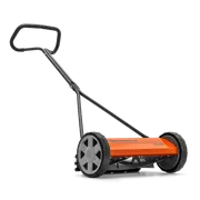 Zijaanzicht van een Husqvarna handmatige grasmaaier met een handvat en twee grote wielen.