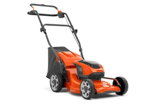 Vy från sidan av en batteridriven gräsklippare från Husqvarna.