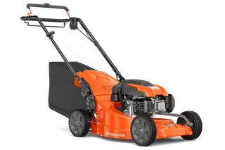Zijaanzicht van een Husqvarna duwgrasmaaier met grasopvangzak.