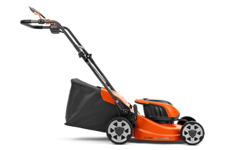 Vue latérale d’une tondeuse à batterie Husqvarna.