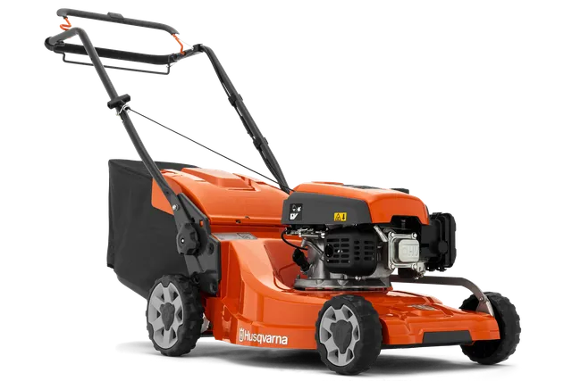 Zijaanzicht van een Husqvarna grasmaaier met een grasopvangzak.