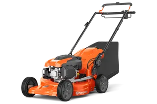 Zijaanzicht van een Husqvarna grasmaaier met een grasopvangzak.