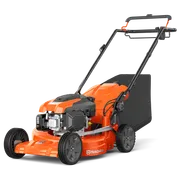 Zijaanzicht van een Husqvarna grasmaaier met een grasopvangzak.