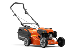 มุมมองด้านข้างของเครื่องตัดหญ้า Husqvarna พร้อมเครื่องยนต์ที่มองเห็นได้และถุงเก็บหญ้า