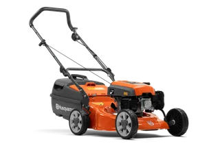 HUSQVARNA LC 118. มุมมองด้านข้างของเครื่องตัดหญ้า Husqvarna พร้อมเครื่องยนต์ที่มองเห็นได้และถุงเก็บหญ้า