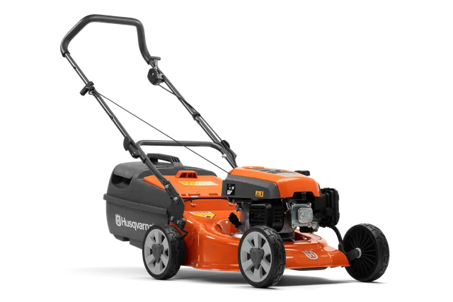 HUSQVARNA LC 118. มุมมองด้านข้างของเครื่องตัดหญ้า Husqvarna พร้อมเครื่องยนต์ที่มองเห็นได้และถุงเก็บหญ้า