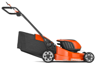Vue latérale d’une tondeuse à batterie Husqvarna.