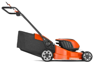 Вигляд збоку на акумуляторну газонокосарку Husqvarna.