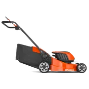 Вигляд збоку на акумуляторну газонокосарку Husqvarna.