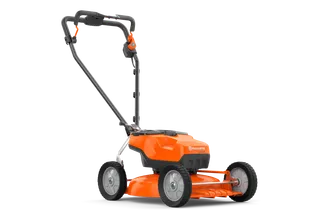 Vy från sidan av en batteridriven gräsklippare från Husqvarna.