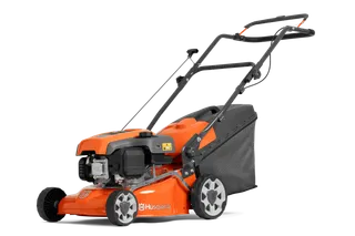 Zijaanzicht van een Husqvarna grasmaaier met een grasopvangzak.