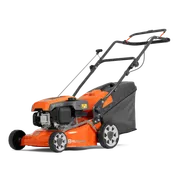 Zijaanzicht van een Husqvarna grasmaaier met een grasopvangzak.