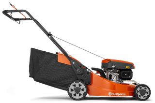 HUSQVARNA LC 247S. Vue latérale d’une tondeuse Husqvarna avec un sac de ramassage d’herbe.