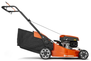 Sivunäkymä Husqvarna-ruohonleikkurista ruohonkeräyspussilla.
