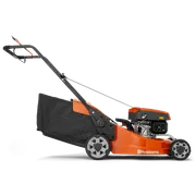 Sivunäkymä Husqvarna-ruohonleikkurista ruohonkeräyspussilla.