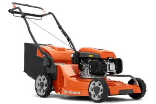 Вид збоку на газонокосарку Husqvarna з видимим двигуном і заднім мішком для збору трави.