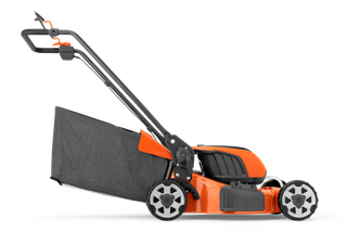 Vue latérale d’une tondeuse à batterie Husqvarna avec poignée ergonomique.