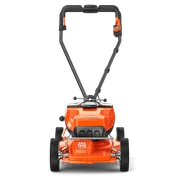 A Husqvarna mögöttes fűnyíró hátulnézete, amely bemutatja a fogantyút és a vágóasztalt.