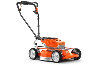 Vy från sidan av en batteridriven gräsklippare från Husqvarna.
