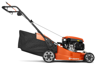 Vue latérale d’une tondeuse Husqvarna avec bac de ramassage de l’herbe.